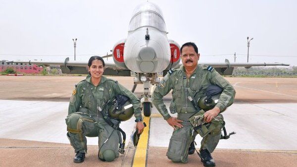 വ്യോമസേന യുദ്ധവിമാനം ഒരുമിച്ച് പറത്തി അച്ഛനും മകളും, കൈയ്യടിച്ച് സോഷ്യല്‍ മീഡിയ, വൈറല്‍!!