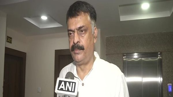 കാറില്‍ കോടികണക്കിന് പണം; ആദിവാസികള്‍ക്ക് സാരി വാങ്ങാനുള്ളതെന്ന് എംഎല്‍എയുടെ സഹോദരന്‍!!