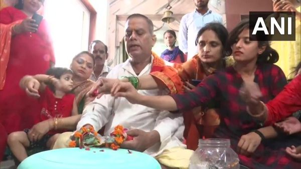 'മഴ ദൈവത്തെ പ്രീതിപ്പെടുത്തണം' ; തവള കല്യാണം നടത്തി ഗ്രാമവാസികള്‍