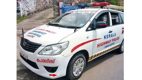 കൊമ്പന് കൂച്ചുവിലങ്ങിട്ട് പോലീസ്, പൂത്തിരി കത്തിച്ച സംഭവത്തില്‍ ബസ് ഓടിച്ചിട്ട് പിടിച്ച് എംവിഡി