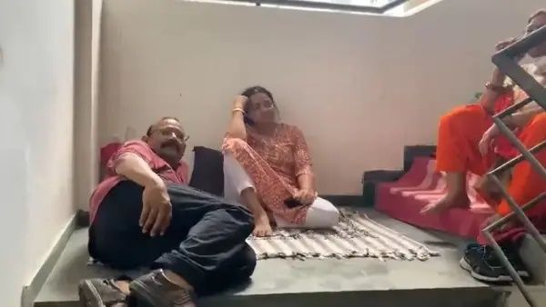 'വീട് ഒഴിയാൻ സമ്മതമല്ലെന്ന്' വാടകക്കാരി; ഉടമയും കുടുംബവും പുറത്ത്, ഒരാഴ്ച താമസം കോണിപ്പടിയില്‍