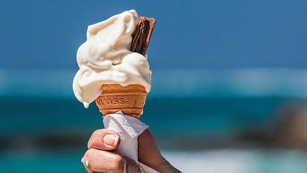 തീജ്വാലയ്ക്ക് പോലും ഐസ്ക്രീമിനെ ഉരുക്കാൻ കഴിയില്ല; വൈറൽ വീഡിയോയ്ക്ക് പിന്നിൽ ?