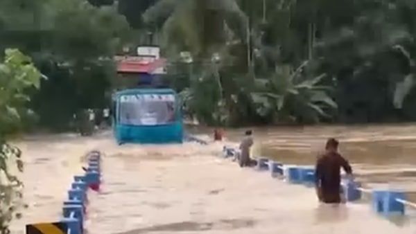 മുപ്പതോളം യാത്രക്കാരും മുങ്ങിയ പാലവും; ജീവൻ പോകില്ലെ ?; സ്വകാര്യ ബസിന് പിഴ ഇട്ട് ട്രാഫിക് പോലീസ്