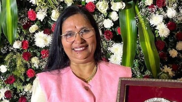 തൂപ്പുകാരിയില്‍ നിന്ന് എസ്ബിഐയുടെ എജിഎമ്മിലേക്ക്; ഇത് പ്രതീക്ഷ ടോണ്ട്വാള്‍ക്കറുടെ അതിജീവനത്തിന്റെ കഥ