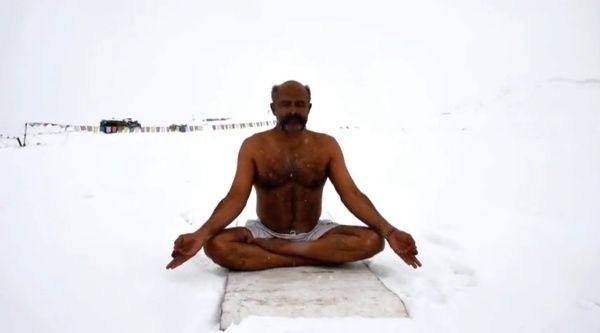 മൈനസ് ഡിഗ്രിയില്‍ സൈനികന്‍റെ സൂര്യനമസ്ക്കാരം , കയ്യടിച്ച് സോഷ്യല്‍ മീഡിയ.. വീഡിയോ വൈറല്‍