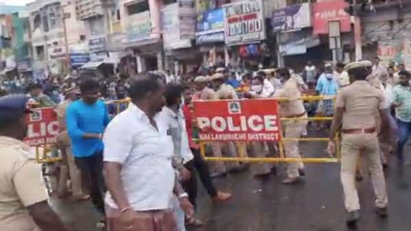 ഹോസ്റ്റല്‍ മുറിയില്‍ വിദ്യാര്‍ത്ഥിനിയുടെ മൃതദേഹം; സ്‌കൂള്‍ ബസ്സുകള്‍ കത്തിച്ച് വിദ്യാര്‍ത്ഥികള്‍