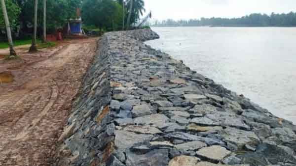 അഴീക്കല്‍ ഫെറിയില്‍ കടല്‍ഭിത്തി നിര്‍മാണം പൂര്‍ത്തിയായി; ആശ്വാസത്തോടെ കുടുംബങ്ങള്‍