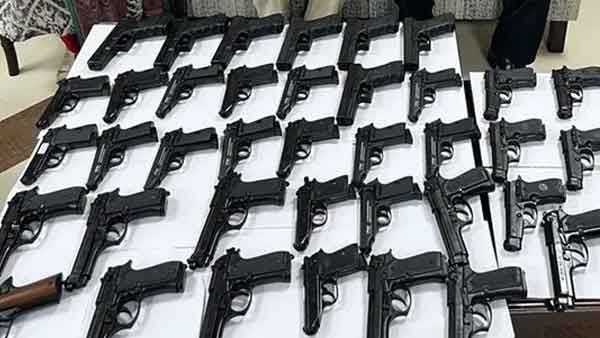 വിയറ്റ്നാമില്‍ നിന്നെത്തിയ ഇന്ത്യന്‍ ദമ്പതികളുടെ കൈവശം 45 തോക്കുകള്‍! വില 22 ലക്ഷം രൂപ