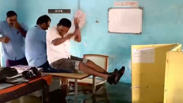 Viral Video: വെള്ളം കയറിയ ഡിപ്പോയിൽ വള്ളം കളിയുമായി ജീവനക്കാർ... ഇത് കെഎസ്ആർടിയുടെ എറണാകുളം ചുണ്ടൻ