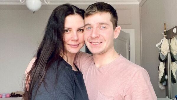 ഭര്‍ത്താവിനെ ഒഴിവാക്കി, വിവാഹം ചെയ്തത് 23കാരന്‍ മകനെ; വൈറലായ റഷ്യന്‍ യുവതിക്ക് പുതിയ 'വിശേഷം'