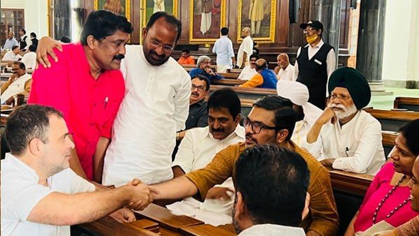 സെന്‍ട്രല്‍ ഹാളില്‍ വച്ച് എല്ലാ എംപിമാരെയും കണ്ടുമുട്ടി; ചിത്രങ്ങള്‍ പങ്കുവച്ച് എംബി രാജേഷ്