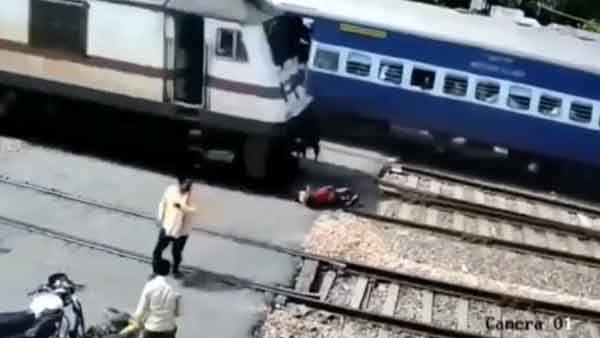 Viral Video- റെയില്‍വേ ട്രാക്കില്‍ കുടുങ്ങി ബൈക്ക്, ഉടമ രക്ഷപ്പെട്ടത് തലനാരിഴക്ക്; നെഞ്ചിടിപ്പിക്കുന്ന വീഡിയോ