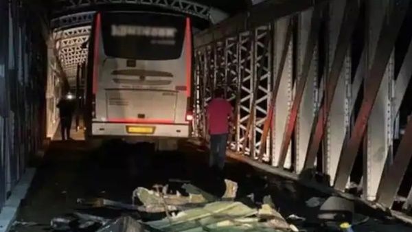 സിനിമ താരം ഉള്‍പ്പെടേയെത്തിയ ഉദ്ഘാടനം ഇന്നലെ; പിന്നാലെ ഫറോക്ക് പാലത്തില്‍ ബസ് അപകടം