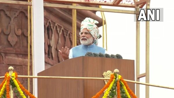 ചെങ്കോട്ടയില്‍ പ്രധാനമന്ത്രി നരേന്ദ്ര മോദി ദേശീയപതാക ഉയര്‍ത്തി: ഐതിഹാസിക ദിനമെന്ന് മോദി