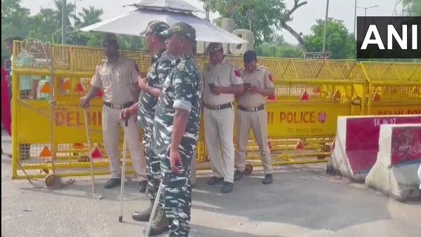 കര്‍ഷകരുടെ മഹാപഞ്ചായത്ത്: ഗാസിപൂര്‍ അതിര്‍ത്തിയില്‍ കര്‍ഷകരെ കസ്റ്റഡിയിലെടുത്തു, വ്യാപക ഗതാഗത തടസ്സം