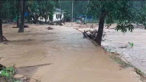 കണ്ണൂരില്‍ രണ്ടിടത്ത് ഉരുള്‍പൊട്ടല്‍; നെടുംപൊയില്‍ ചുരം പാതയില്‍ വീണ്ടും മലവെള്ളപ്പാച്ചില്‍