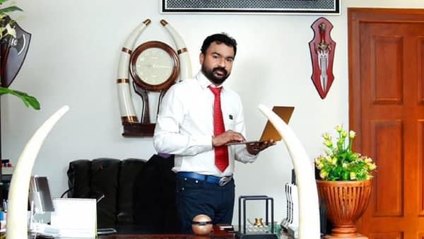 മോന്‍സനെ സഹായിച്ച ഐജിക്ക് അടക്കം ക്ലീന്‍ ചിറ്റ്; പിടിച്ചെടുത്ത പണം ഉദ്യോഗസ്ഥര്‍ കടംവാങ്ങിയത്!!