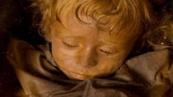 ‘ലോകത്തിലെ ഏറ്റവും സുന്ദരിയായ 'മമ്മി' ഈ രണ്ട് വയസ്സുകാരി; ആരാണ് റൊസാലിയ ലോംബാർഡോ ?