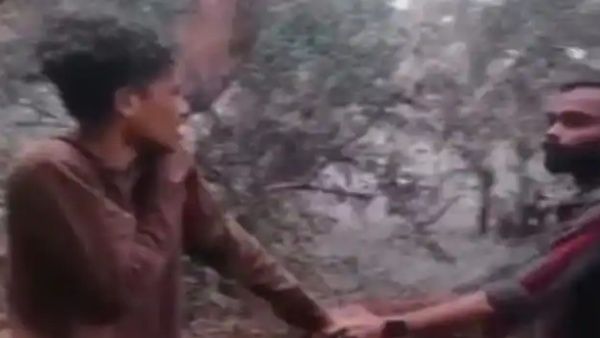 കാലുപിടിപ്പിച്ചു, കുനിച്ച് പിടിച്ച് കൂമ്പിനിടിച്ചു... കൊല്ലത്ത് യുവാവിന് ക്രൂര മര്‍ദ്ദനം