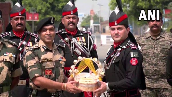 സമാധാനം പുലരട്ടെ.. സ്വാതന്ത്ര്യ ദിനത്തിന്റെ ഭാഗമായി മധുരം കൈമാറി ഇന്ത്യ-പാക് സൈനികര്‍