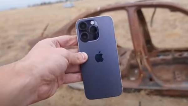 Viral Video: ഐ ഫോണ്‍ 14ലെ ക്രാഷ് ഡിറ്റക്ഷന്‍ ചുമ്മാതാണോ, കണ്ണുതള്ളി യൂട്യൂബര്‍, കാര്‍ ഇടിപ്പിച്ചു