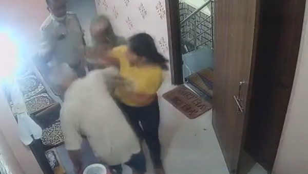 അമ്മായിയച്ഛനെ വീട്ടില്‍ കയറി തല്ലി മരുമകള്‍; വീഡിയോ പുറത്ത്... ഒടുവില്‍ കുരുക്ക്