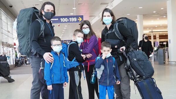 3 മക്കളുടെ കാഴ്ച്ച നഷ്ടമാകും; ദുരന്തത്തിന് മുമ്പ് മക്കളെ ലോകം ചുറ്റിക്കാണിക്കാനിറങ്ങി മാതാപിതാക്കള്‍