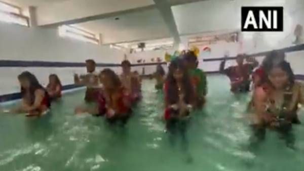 Viral Video: ഇതാണ് പൂളിലെ 'ഗര്‍ബ', ഇത്രയ്ക്കും വേണ്ടായിരുന്നെന്ന് സോഷ്യല്‍ മീഡിയ, പരിഹാസം