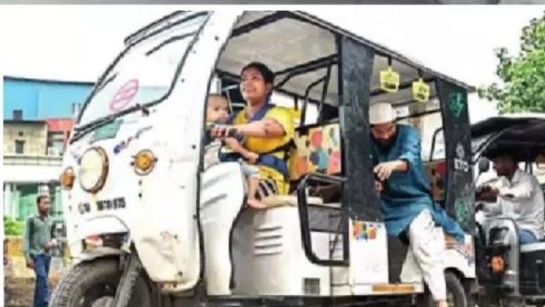 ഒരു വയസ്സുള്ള മകനെയും തോളിലെടുത്ത് യുവതിയുടെ ഓട്ടോറിക്ഷ ഡ്രൈവിങ്; വൈറലായി ദൃശ്യങ്ങള്‍