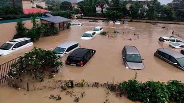 ശതകോടീശ്വരന്‍മാര്‍ക്ക് രക്ഷയായത് ബോട്ടും ട്രാക്ടറും; അത്യാഡംബര വില്ലകളേയും കാറിനേയും വിഴുങ്ങി വെള്ളം