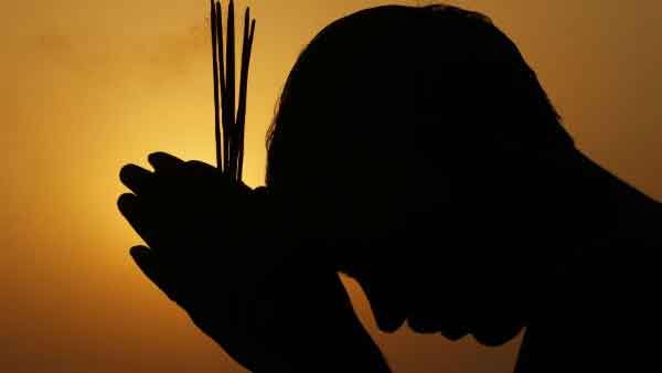 ദൈവത്തെ പ്രസാദിപ്പിക്കാന്‍ സ്വന്തം നാവ് മുറിച്ചെടുത്ത് ക്ഷേത്രനടയില്‍ വെച്ചു; യുവാവ് ഗുരുതരാവസ്ഥയില്‍