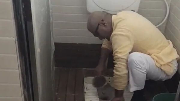 'മൂക്ക് പൊത്താതെ കയറാനാവില്ല', സ്കൂളിലെ ശുചിമുറി കൈകൊണ്ട് തേച്ചുരച്ച് കഴുകി ബിജെപി എംപി