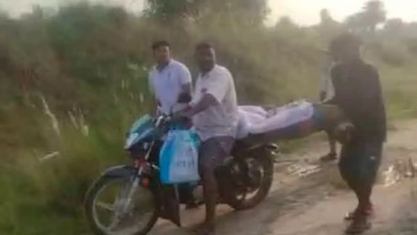 പോസ്റ്റുമോർട്ടം ചെയ്ത ഡോക്ടറുടെ ജാതിയിൽ അതൃപ്തി; സഹായത്തിന് ആളില്ല, മൃതദേഹം കൊണ്ടുപോയത് ബൈക്കിൽ