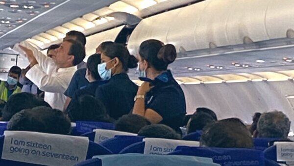 വിമാനത്തില്‍ സഹയാത്രികരെ ലഗേജ് ഇറക്കാന്‍ സഹായിച്ച് രാഹുല്‍ ഗാന്ധി: ചിത്രം വൈറല്‍