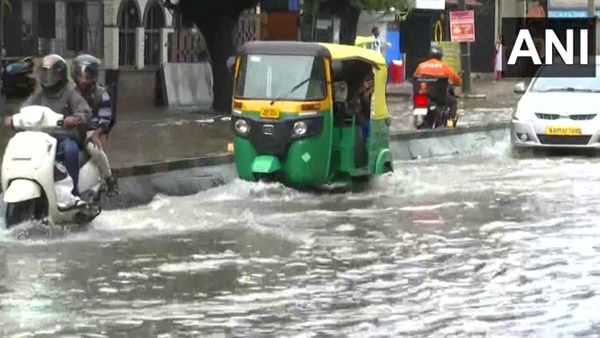 ബെംഗളൂരുവിനെ വെള്ളത്തിലാക്കി കനത്ത മഴ: നഗരത്തില്‍ പലയിടത്തും ഗതാഗത കുരുക്ക്