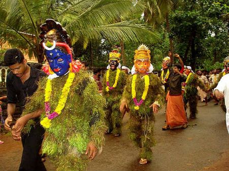 ഇത് പുതിയ ചരിത്രം; കുമ്മാട്ടികളിയില്‍ ആദ്യമായി പങ്കെടുത്ത് വനിതകൾ, സ്വപ്‌ന സാക്ഷാത്കാരം