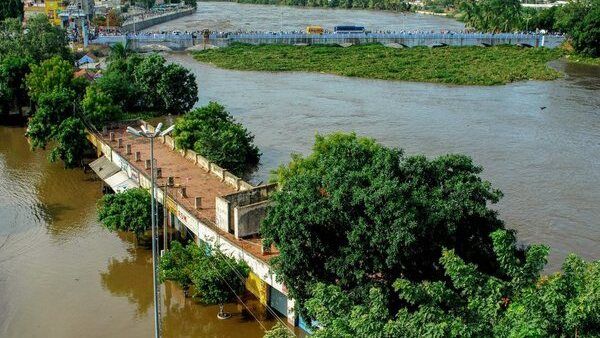 ഒന്ന് പെയ്താല്‍ നഗരം കുളമാകും, കൊച്ചി നഗരത്തിലെ വെള്ളക്കെട്ടിന് പരിഹാരം തേടി കോര്‍പ്പറേഷന്‍