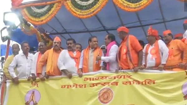 സ്റ്റേജിൽ കയറി മൈക്ക് പിടിച്ച് മാറ്റി, ഹിമന്ത ശർമ്മയ്ക്കെതിരെ തിരിഞ്ഞ് ടിആർഎസ് പ്രവർത്തകൻ, വീഡിയോ