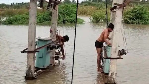 ട്രാന്‍സ്‌ഫോമര്‍ ഓണാക്കാന്‍ വെള്ളപ്പൊക്കം കാര്യമാക്കാതെ ലൈന്‍മാന്‍; കൈയ്യടിച്ച് സോഷ്യല്‍ മീഡിയ