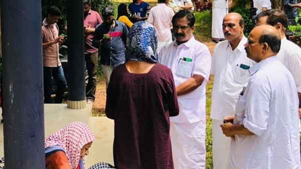 കേരളാ ബാങ്ക് ജപ്തി ചെയ്ത കുടുംബത്തെ മാര്‍ട്ടിന്‍ ജോര്‍ജ് സന്ദര്‍ശിച്ചു