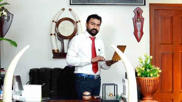 മോശയുടെ അംശവടിയും നൈസാമിന്റെ വാളും 'ഉടമ'ക്ക് തിരിച്ച് കൊടുക്കണം; മോന്‍സണ്‍ കേസില്‍ കോടതി