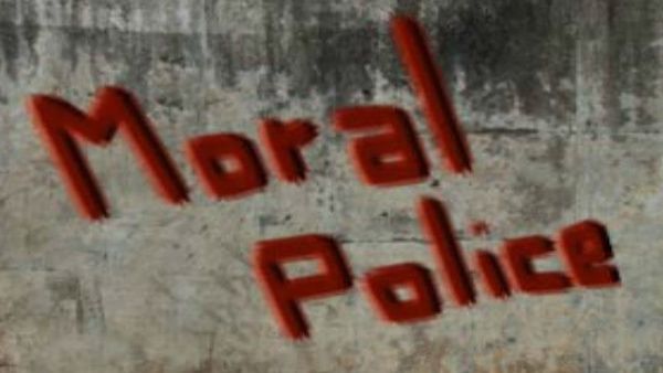 'ഇതര മതസ്ഥനൊപ്പം യാത്ര ചെയ്തതെന്തിന്'? യുവതിക്കും യുവാവിനും നേരെ സദാചാര ആക്രമണം