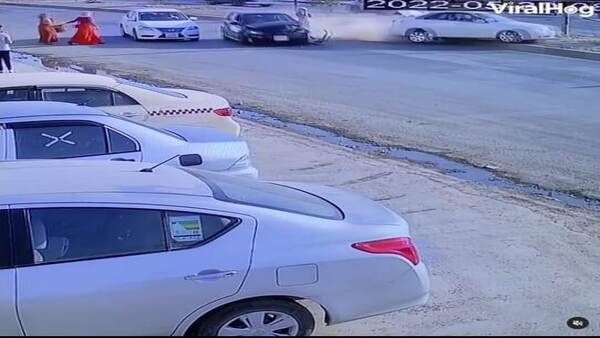 വൈറല്‍ വീഡിയോ: കൂട്ടിയിടിച്ച് കാറുകള്‍, കാരണക്കാരി കാല്‍നട യാത്രക്കാരി; ഞെട്ടിച്ച് അപകടം!!