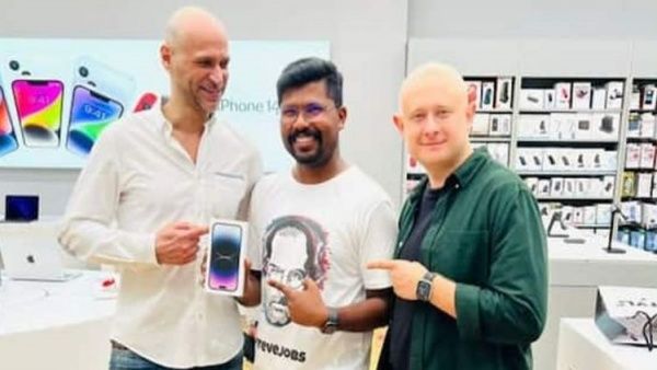 ഐഫോണ്‍ 14 സ്വന്തമാക്കാൻ ദുബായിലേക്ക് പറന്നു, ആദ്യഫോണ്‍ സ്വന്തമാക്കി തൃശൂരുകാരന്‍