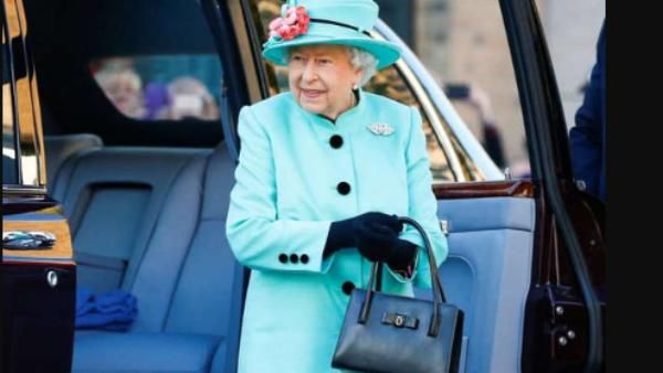 എലിസബത്ത് രാജ്ഞി കൈയ്യില്‍ ഹാന്‍ഡ് ബാഗ് വെക്കുന്നത് എന്തിന്? മഹാരഹസ്യം; അറിഞ്ഞാല്‍ ഞെട്ടും