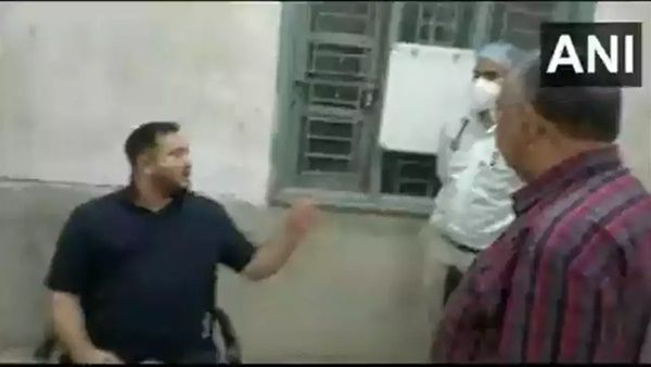 രോഗികൾ കിടക്കുന്നത് മാലിന്യത്തിനകത്ത്, മോർച്ചറിയിൽ നായകൾ; ആശുപത്രിയിൽ തേജസ്വിയുടെ മിന്നൽ പരിശോധന