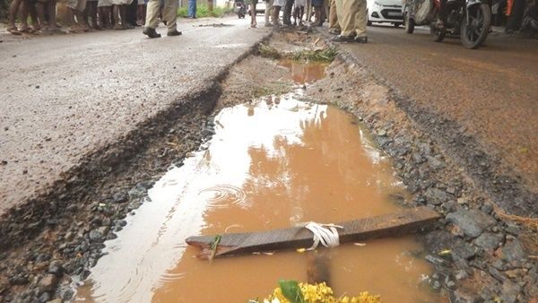 റോഡിലെ കുഴിയില്‍ വീണ് ബൈക്ക് യാത്രികന് പരിക്ക്; ഏഴരലക്ഷം രൂപ നഷ്ടപരിഹാരം നല്‍കാന്‍ ഉത്തരവ്