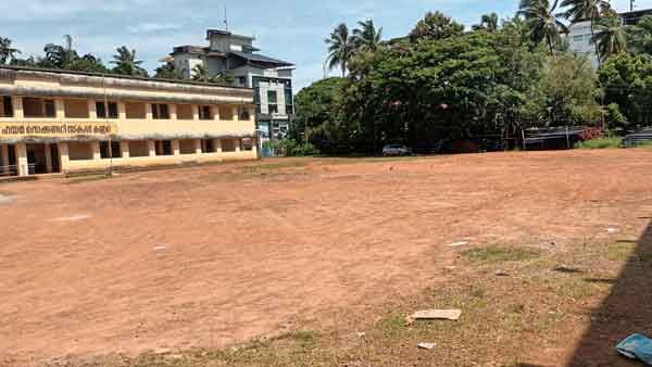 മൈതാനത്തിന് സ്ഥലമുണ്ട്... മന്ത്രി കനിയണം: കരുണ കാത്ത് കണ്ണൂര്‍ ടൗണ്‍ സ്‌കൂളിലെ വിദ്യാര്‍ത്ഥികള്‍