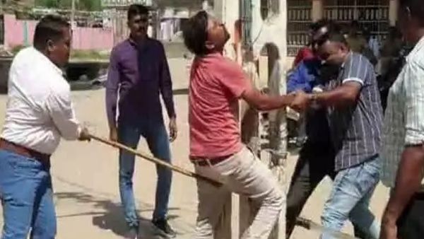 യുവാക്കളെ കെട്ടിയിട്ട് മർദിച്ച സംഭവം: പോലീസിനെതിരെ മനുഷ്യാവകാശ കമ്മീഷനിൽ പരാതി നൽകി തൃണമൂൽ കോൺഗ്രസ്