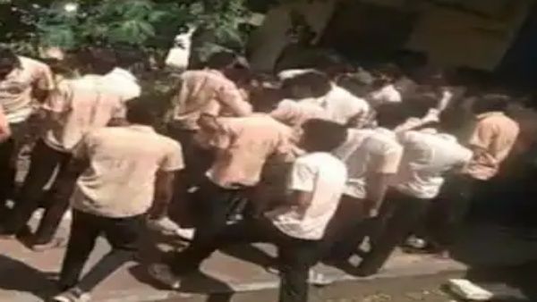 കോഴിക്കോടും മലപ്പുറത്തും പാലക്കാട്ടും വിദ്യാര്‍ത്ഥികളുടെ കൂട്ടയടി, ഇടപെട്ട അധ്യാപകർക്കും തല്ല്